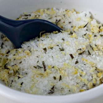 Lemon Rosemary Salt Recipe -- get the recipe and free printable labels for this amazing flavored salt that can be added to chicken, fish, potatoes, and more.