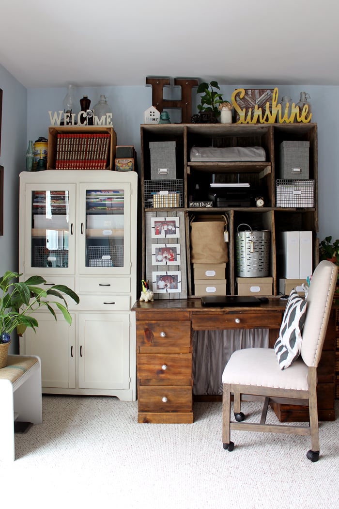 Tour this farmhouse style office area and learn how one blogger created this Fixer Upper look on a budget! A great way to decorate in farmhouse style!