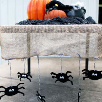 I am in love with this Halloween table runner! Great idea with the burlap and spiders!