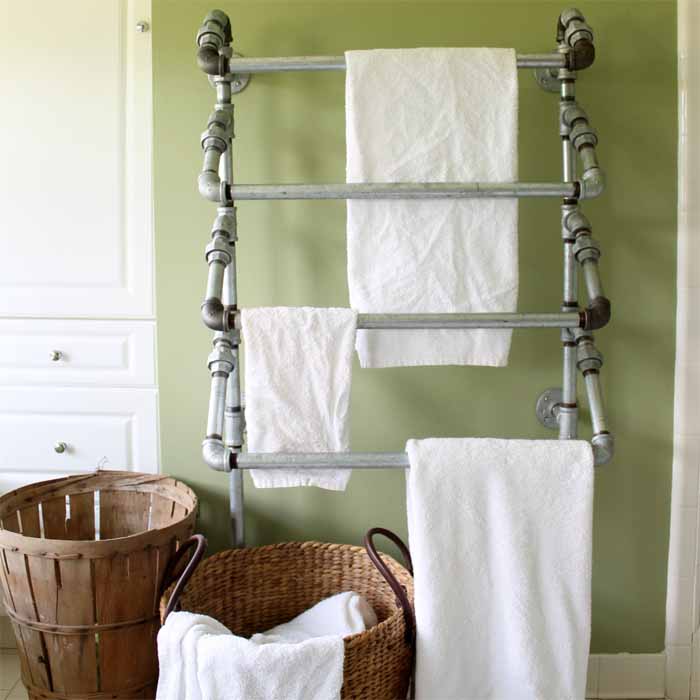This rustic towel rack is easy to make yourself with pipes!