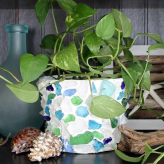Make these decorative flower pots with sea glass for your home! A simple craft that will look great in your home!