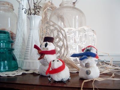 Learn how to make clay snowmen with corn starch! A fun winter project with kids!