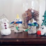 Learn how to make clay snowmen with corn starch! A fun winter project with kids!