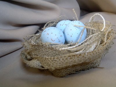 Turn a strip of burlap into a bird's nest easily!