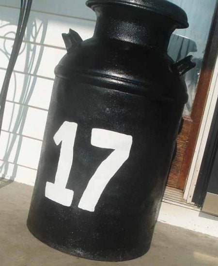 Add these decorative house numbers to your home! Paint your house numbers on a milk can for some farmhouse style!