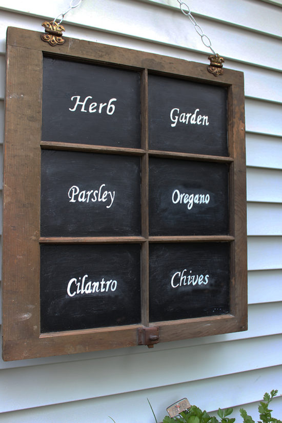 These old window crafts are perfect for your farmhouse style home!  Make one or more of them today!