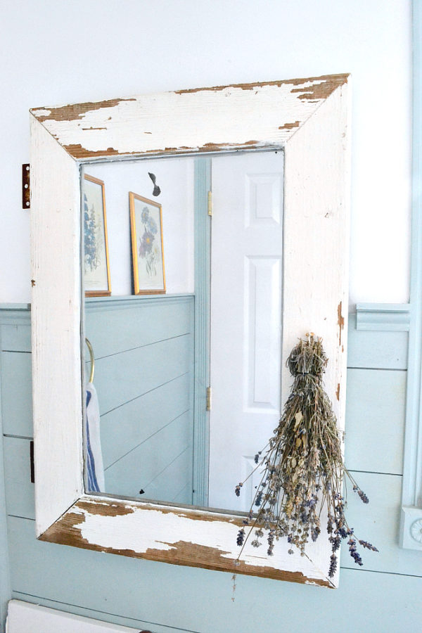 These old window crafts are perfect for your farmhouse style home!  Make one or more of them today!