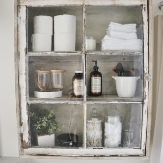 These old window crafts are perfect for your farmhouse style home! Make one or more of them today!