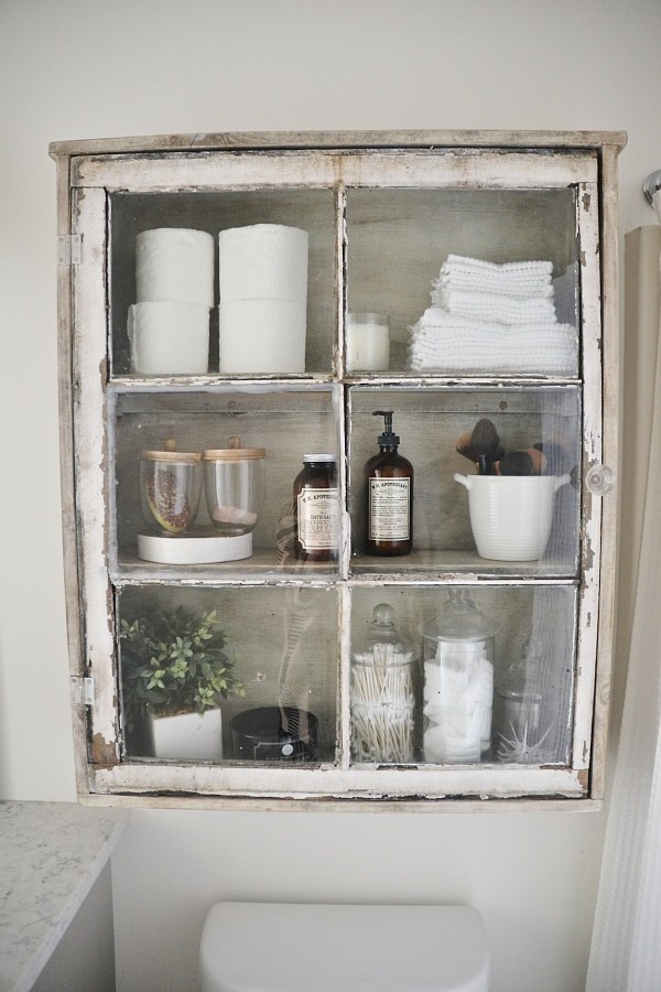 These old window crafts are perfect for your farmhouse style home!  Make one or more of them today!