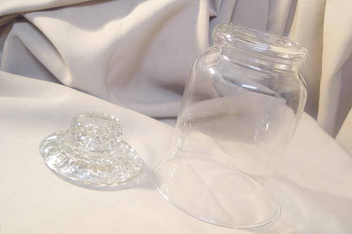 Make a DIY cloche for your home in just minutes! This inexpensive craft idea is perfect for any home decor!