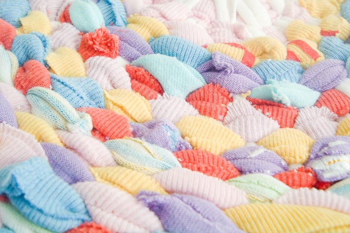 this t-shirt rag rug was so easy to make using a hula hoop as a frame