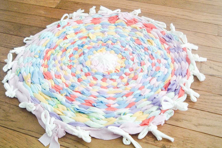 here's how to make a diy rag rug using old t-shirts and a hula hoop!