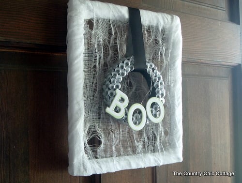 google eye halloween wreath on door with "boo"