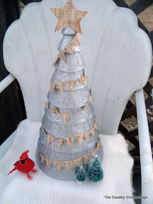 Styrofoam stak Christmas tree