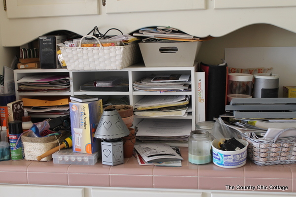 Great kitchen organizing ideas for your home! Easy to implement and great for keeping you organized in the new year!