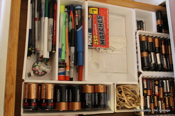 20 Clever Kitchen Drawer Organizers- If you want to be able to find things fast in your kitchen, you need to check out these space saving kitchen drawer organization ideas! | #organizingTips #homeOrganization #kitchenOrganization #organizing #ACultivatedNest