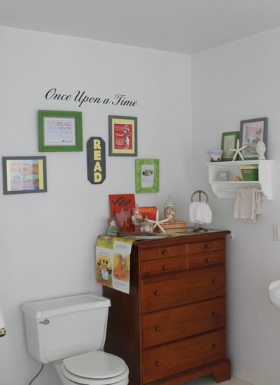 For the love of books -- a fun way to add reading decor to a kids bathroom!