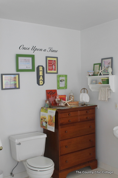 For the love of books -- a fun way to add reading decor to a kids bathroom!