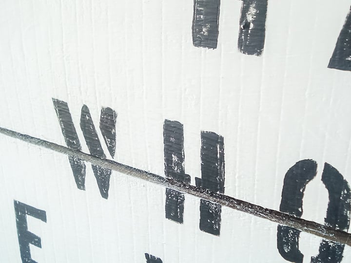 lettres noires sur un panneau blanc