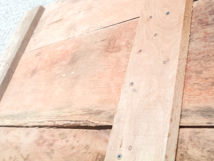 assembler une enseigne en bois