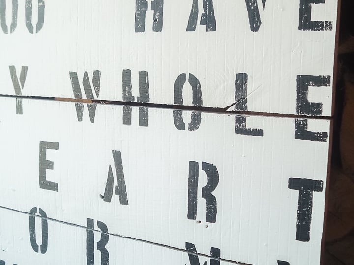 Peinture de lettres rustiques sur un panneau en bois