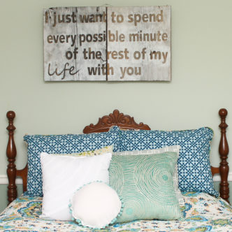 Learn how to make wooden signs with quotes using your Cricut machine! A great way to make rustic art for your farmhouse style home! #farmhouse #cricut #cricutmade #barnwood