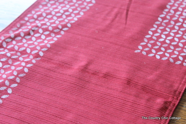 how to stencil a table runner