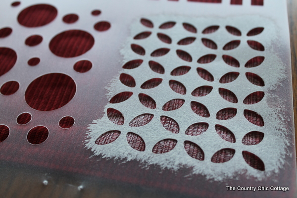 how to stencil a table runner
