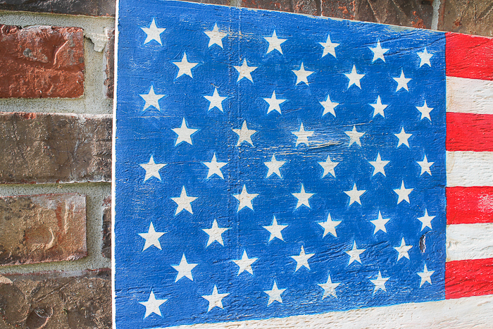 I love the rustic look on this DIY wooden American flag