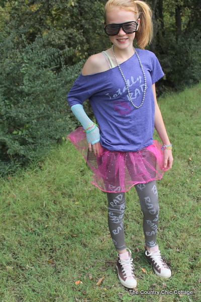 this 80s girl costume is totally rad and perfect for Halloween!