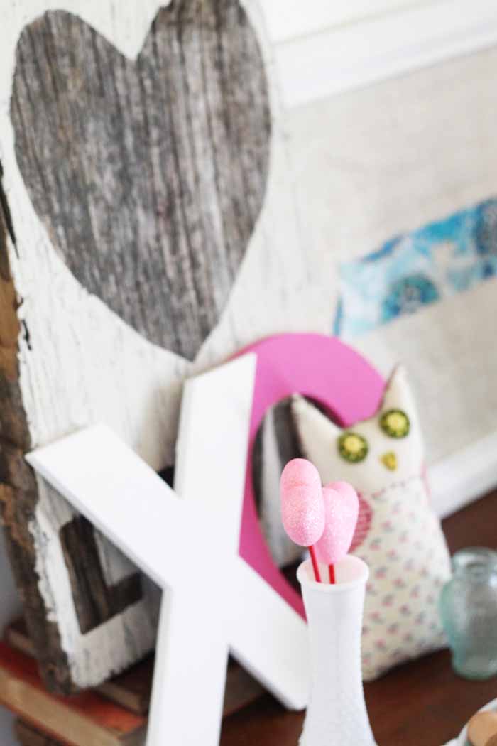 Valentine's Day decor with a farmhouse feel! #valentinesday #farmhouse