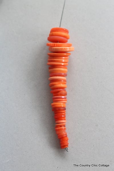 How to Make a Button Carrot from The Country Chic Cottage carrot craft made from buttons
