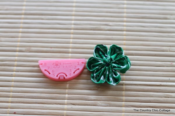 Green Kanzashi Flower Pin for Saint Patrick's Day kanzashi mold and fabric