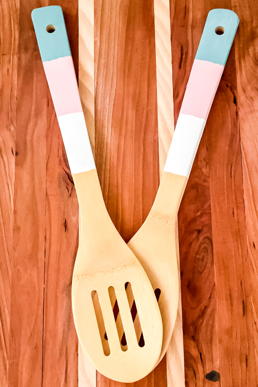 painting stripes on handle of wood spoons