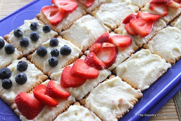 A great no bake way to add some patriotic flair to your summer celebration. Make this american flag dessert in less than 15 mintues!