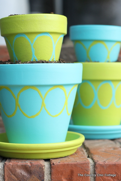 7 Ways to Customize your Planters with Paint -- great ideas with a video demonstration!