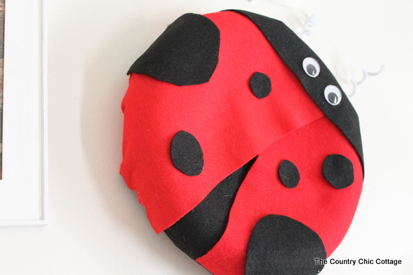 A lady bug shaped wreath would be a fun addition to a kids room or your front door for the summer! lady bug shaped wreath