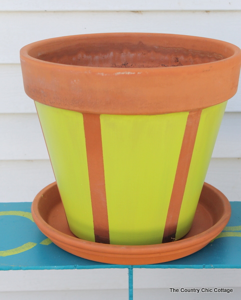 7 Ways to Customize your Planters with Paint -- great ideas with a video demonstration!