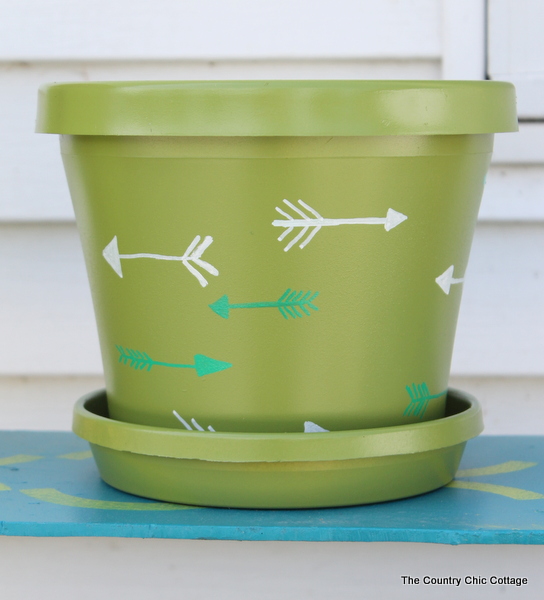 7 Ways to Customize your Planters with Paint -- great ideas with a video demonstration!