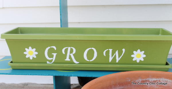 7 Ways to Customize your Planters with Paint -- great ideas with a video demonstration!