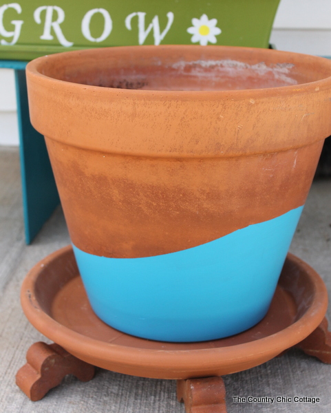 7 Ways to Customize your Planters with Paint -- great ideas with a video demonstration!