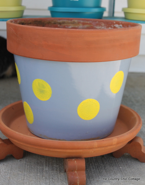 7 Ways to Customize your Planters with Paint -- great ideas with a video demonstration!