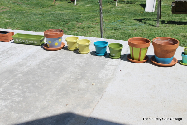 7 Ways to Customize your Planters with Paint -- great ideas with a video demonstration!