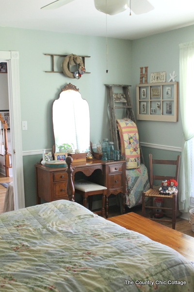 A great home tour with a vintage eclectic feel. Come see one bloggers home plus links to even more great home tours for inspiration! 