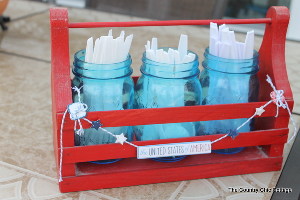 Make this mason jar utensil carrier in just 10 minutes or less with a great video tutorial! Perfect for the 4th of July or any summer occasion! Make this mason jar utensil carrier in just 10 minutes or less with a great video tutorial! Perfect for the 4th of July or any summer occasion!