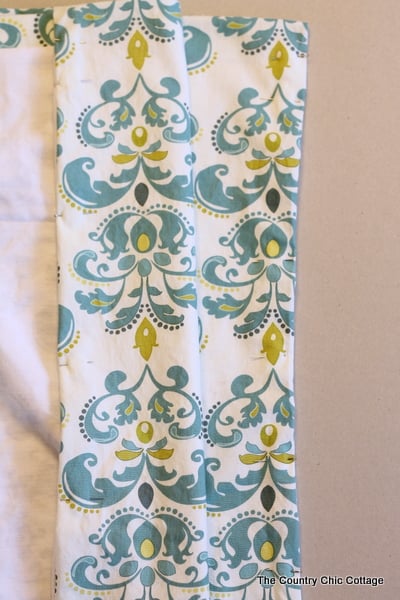 How to Make Curtains: Try this super simple sewing technique. Make an entire curtain with only sewing straight lines. Great tutorial with a video! Sewing up the sides of your curtain fabric using an easy straight line sewing technique