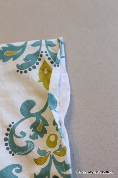 How to Make Curtains: Try this super simple sewing technique. Make an entire curtain with only sewing straight lines. Great tutorial with a video! Tightening up the curtain rod hole in your homemade curtains