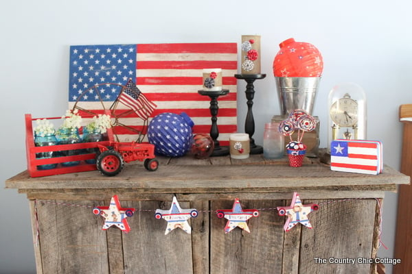 A decorated mantel for summer that you really must see. Red, white, and blue inspiration for the 4th of July and beyond!