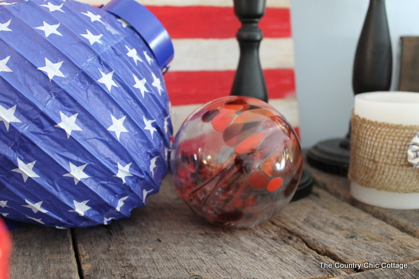 A decorated mantel for summer that you really must see. Red, white, and blue inspiration for the 4th of July and beyond!
