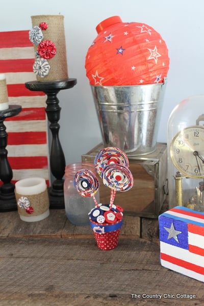 A decorated mantel for summer that you really must see. Red, white, and blue inspiration for the 4th of July and beyond!